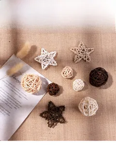 Détail macro d'étoiles et boules en rotin tressé pour décor de photographie rustique