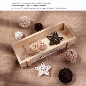 Boules en rotin tressées et étoiles avec plateau bois pour accessoires de photo