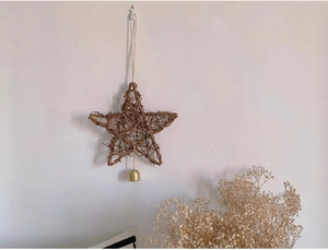 Decorazione da parete a stella in rattan fatta a mano con campanellino dorato