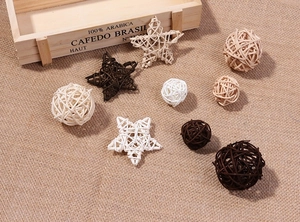 Lot de décorations en rotin avec étoiles et boules sur fond de toile de jute rustique