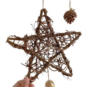 Decorazione a stella in rattan fatta a mano con pigna e campanellino d'oro a muro