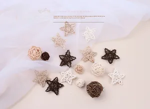 Détails de boules et d'étoiles en rotin tissées sur un fond de tissu beige élégant