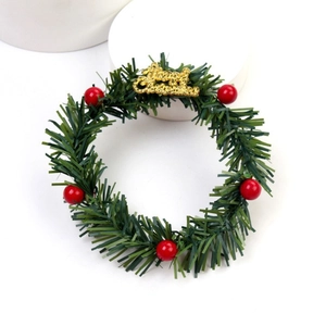 Mini couronne de Noël avec aiguilles de pin vertes, baies rouges et signe Merry Christmas doré