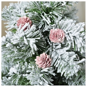 Détail de pommes de pin roses avec flocage blanc sur des branches de sapin de Noël