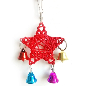 Détail du jouet pour oiseaux en étoile rouge tressée avec quatre cloches en métal et crochet