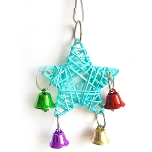 Détail macro du jouet pour oiseaux étoile en rotin bleu avec clochettes colorées