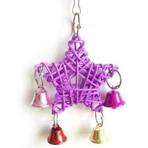 Détail du jouet pour oiseaux en rotin violet avec quatre cloches colorées suspendues