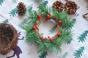 Detail of 18cm Christmas wreath with pine needles and red berries on Nordic canvas base