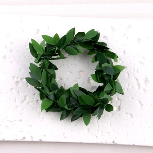 Rond de serviette de Noël en vigne verte avec feuilles artificielles pour table festive