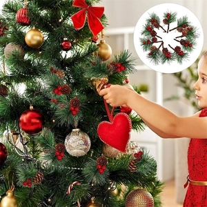 Mini aghi di pino natalizi con bacche rosse e pigne per la decorazione dell'albero