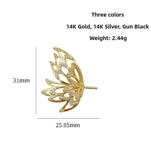 Détail d'un pendentif en aile dorée serti de zircons, dimensions précises de 31x25,65 mm