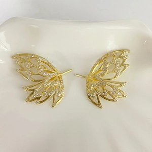 Accessoires de bijoux ailes de papillon dorées avec zircon sur plat en céramique