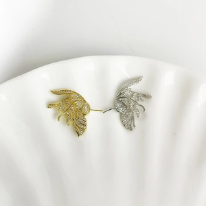 Boucles d'oreilles ailes baroques avec zircons micro-incrustés et pierres en goutte
