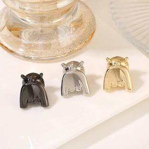 Accessoires de base en perle baroque bouledogue en finitions or, argent et noir