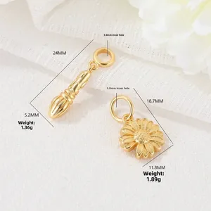 Details von mattgoldenen Blumen- und Vasenanhängern mit Maßangaben und Gewichtsdetails