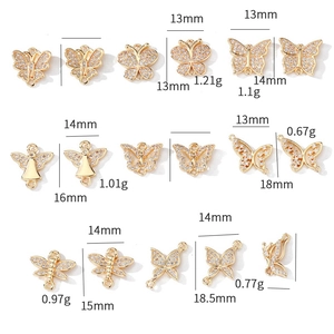 Vista detallada de dijes de mariposa en oro de 14k con circonitas para joyería DIY