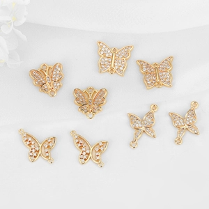 Vista macro de conectores de mariposa bañados en oro de 14K con circonitas para pendientes