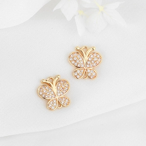 Vista detallada de colgantes de mariposa en oro de 14K con circonitas para joyería DIY