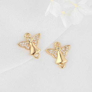 Vista macro de colgantes de ángel bañados en oro de 14K con circonitas para joyería DIY