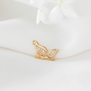 Macro de un colgante de mariposa en oro de 14K con circonitas cúbicas brillantes