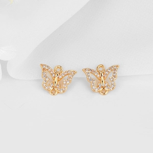 Vista macro de colgante de mariposa bañado en oro 14K con circonitas para joyería DIY