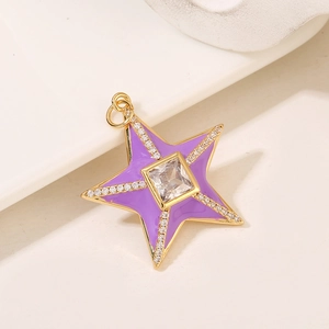 Détails d'un pendentif étoile en émail violet avec bordure dorée et zircons
