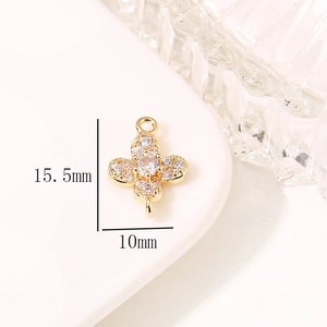 Dettaglio del ciondolo a fiocco di neve in oro 15,5x10mm con zirconi micro-pavé