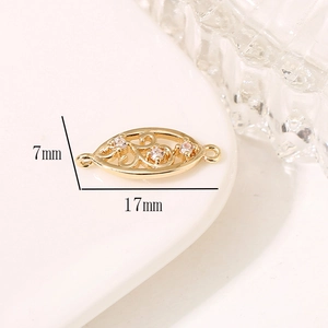 Dettaglio macro del connettore floreale dorato da 17mm con zirconi per bigiotteria