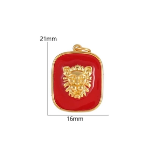 Detalle de un colgante rectangular de esmalte rojo de 21x16mm con cabeza de león dorada