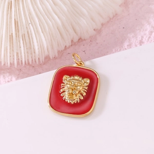 Colgante de cabeza de león bañado en oro de 14K con esmalte rojo y marco rectangular vintage