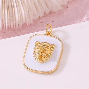 Colgante relieve cabeza de león bañado en oro 14K con esmalte blanco y fondo rosa
