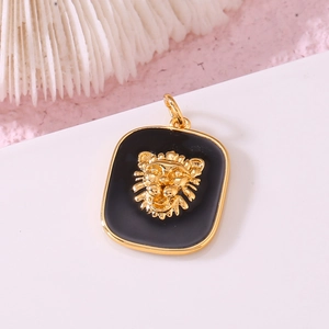 Colgante de cabeza de león en oro de 14K con esmalte negro y diseño cuadrado redondeado