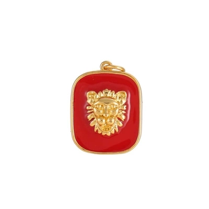 Colgante rectangular chapado en oro 14K con fondo de esmalte rojo y relieve de cabeza de león