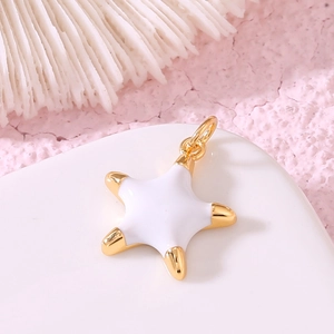 Makro-Detail von 14K Gold Seestern Anhänger mit weißer Emaille auf Korallenständer
