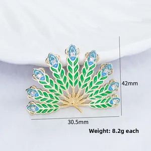 Pauwveer speld in goud met groen email en witte zirkoon, maat 42x30,5mm, gewicht 8,2g