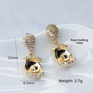 Vista macro de aretes de plata 925 dorada con circón y base para perlas de joyería