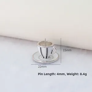 Makro-Detail der silbernen Kaffeetassen-Brosche mit weißem Email und Maßen