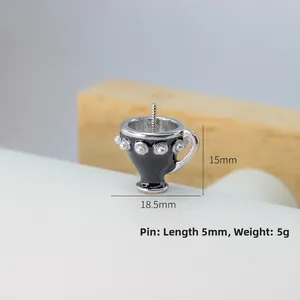 Detailansicht eines 18,5mm Emaille-Bechers für DIY-Schmuck mit Pin und weißen Perlen