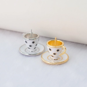 Pendentifs miniature tasse et soucoupe à pois noirs en finitions or et argent