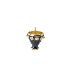 Pendentif en forme de tasse en émail noir et or avec des perles blanches incrustées