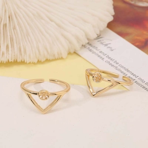 Verstellbarer goldener offener Ring mit geometrischem Dreieck und Blumenmuster