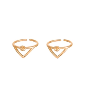 Zweiteiliges Set goldene geometrische Ringe, verstellbar mit strukturierten Emblem-Details