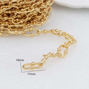 Gedetailleerde macro-opname van 14K vergulde handgemaakte kettingstangen van 17mm bij 10mm