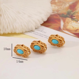 Détail macro de perles triangulaires dorées 14K avec incrustation de pierre turquoise