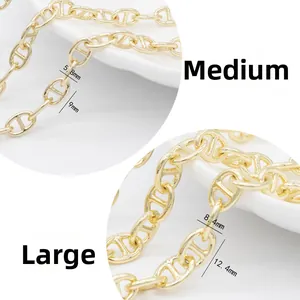 Dettaglio di catene a maglie marine placcate oro 14K in dimensioni medie e grandi