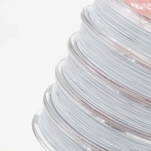 Molteplici rocchetti di filo d'acciaio inossidabile rivestito in nylon bianco per bigiotteria