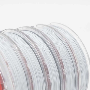 Dettaglio del filo in acciaio inossidabile rivestito in nylon su bobine trasparenti