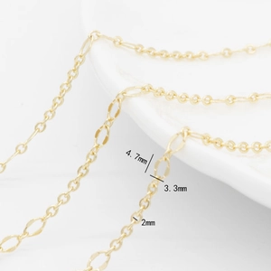 Détail macro d'une chaîne en laiton doré 14K avec maillons de 4,7mm pour création bijoux