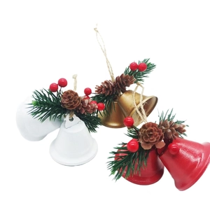Campanelle natalizie in rosso, bianco e oro con pigne e bacche per decorazioni festive