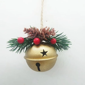 Dettaglio di una campana di Natale dorata con pigne, aghi di pino e bacche rosse vivaci